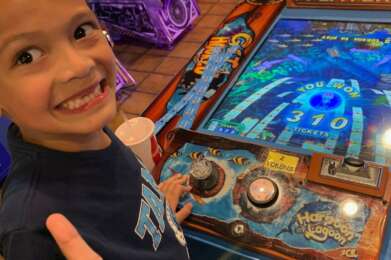 kid thumbs up arcade