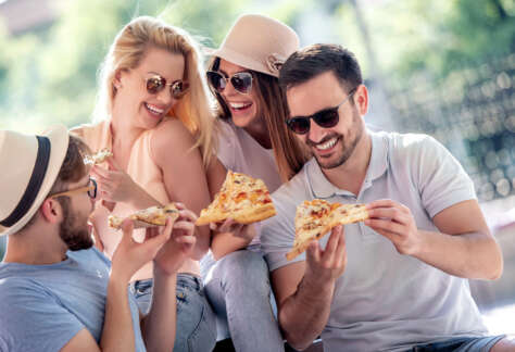 friends enjoying pizza & puttputt play cafe web 1